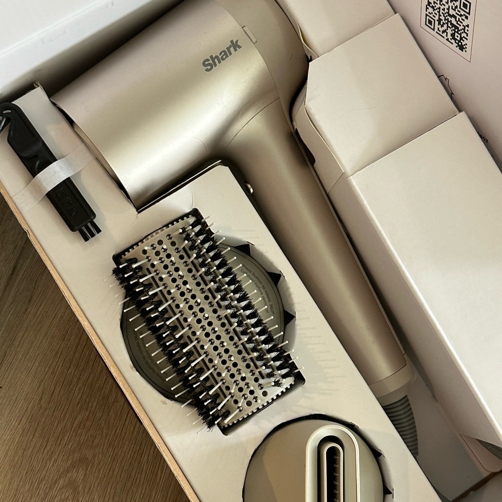 NIB Shark Hyper Air Ionic Hair Dryer with Attachments NO HEAT DAMAGE!